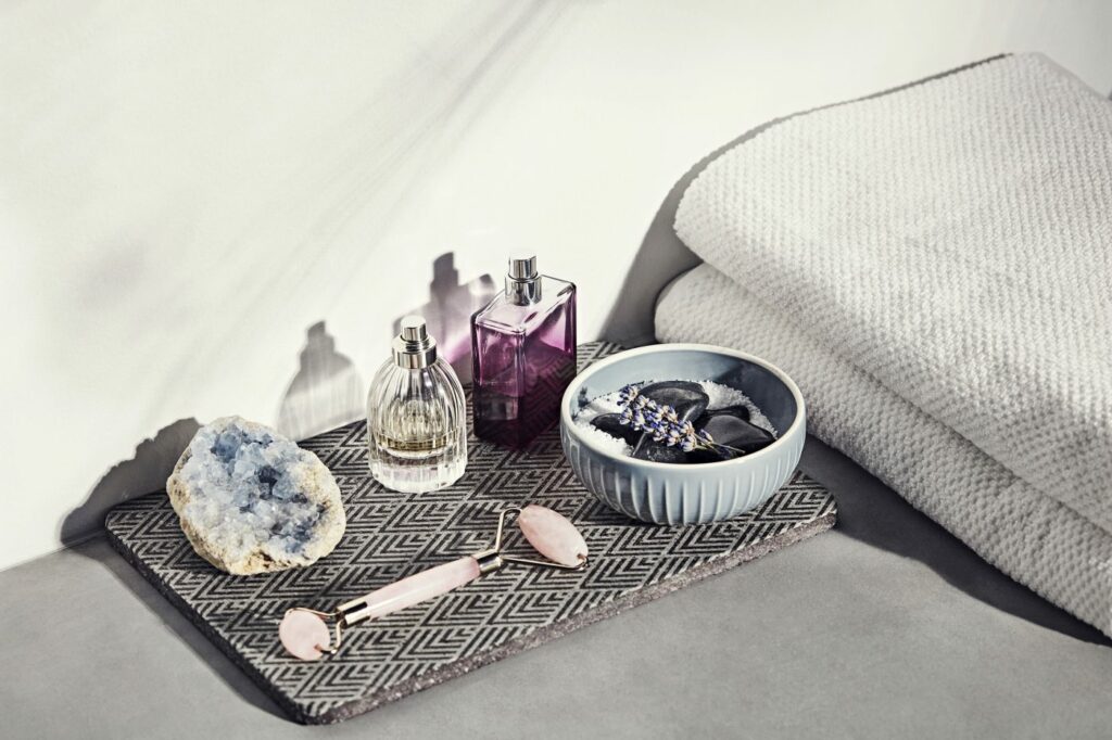 Et lille alter med krystaller, Gua-sha ansigts ruller og aroma dufte