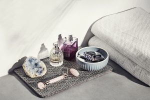 Et lille alter med krystaller, Gua-sha ansigts ruller og aroma dufte