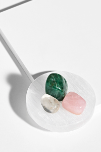 Hvid Selenit Plade med tre sten til opladning, vist på hvid baggrund