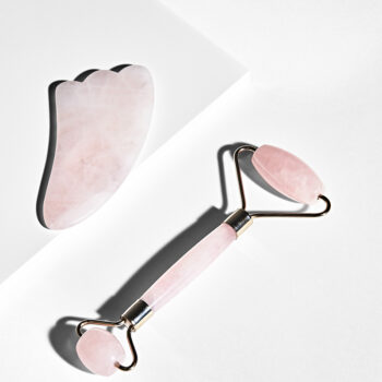 Eksklusivt og lækkert lyserødt ansigtsrulle og Gua-Sha sæt i Rosenkvarts