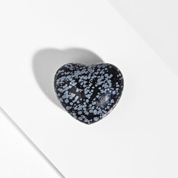 Smukt hjerte i grå/sort snefnug obsidian på hvid baggrund