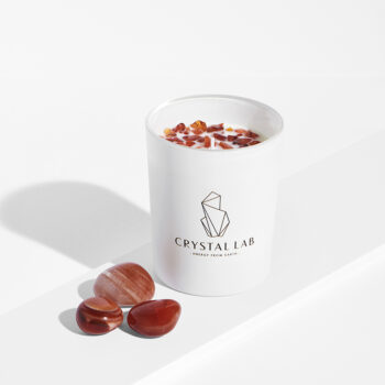 Et stort vidunderligt ENERGIZING AROMALYS med KARNEOL krystaller i, på hvid baggrund.