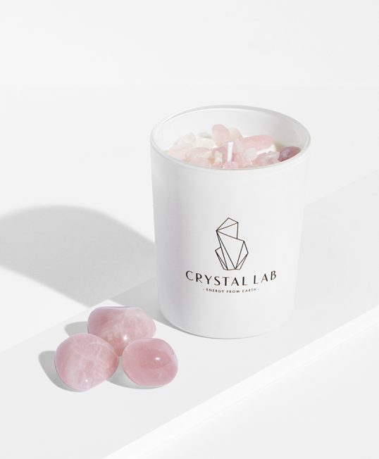 Et stort vidunderligt LOVING AROMALYS med ROSAKVARTS krystaller i, på hvid baggrund.