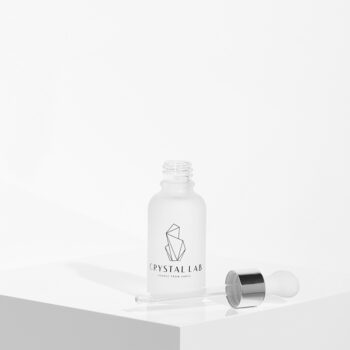 Glas flaske med logo - med pipet låg - på hvid baggrund