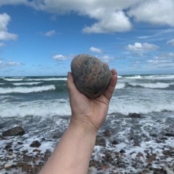 Krystal fra havet - med havet i baggrunden