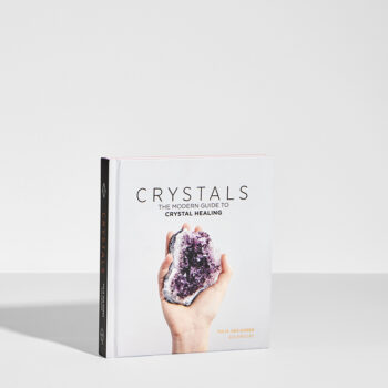 Bogen Crystals vises på en hvid baggrund