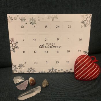 Julekaldender viseds på en sort baggrund