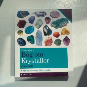 Krystalbog som ligger på en hvid baggrund