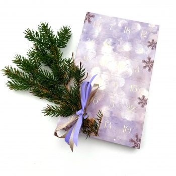 Flot lilla pakkekalender med 24 gaver, på hvid baggrund