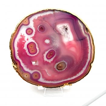 Pink krystalplade med hvide detaljer og guldkant på hvid baggrund