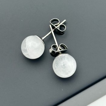 Øreringe studs med hvide krystalkugler på hvid baggrund