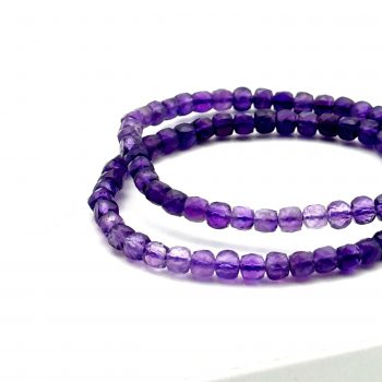 Elastik armbånd med facetterede stenperler i lilla nuancer