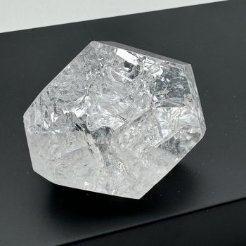Mangekantet semitransparent krystal på sort baggrund