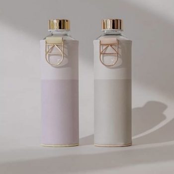 To eksklusive vandflasker til at lave beriget vand. Med elegante holdere i kunstlæder.