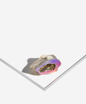 Aura Kvarts Geode rå på hvid baggrund