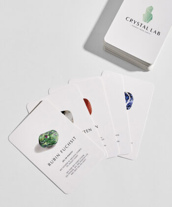 Krystal engerikort som ligger uden for æsken på hvid baggrund