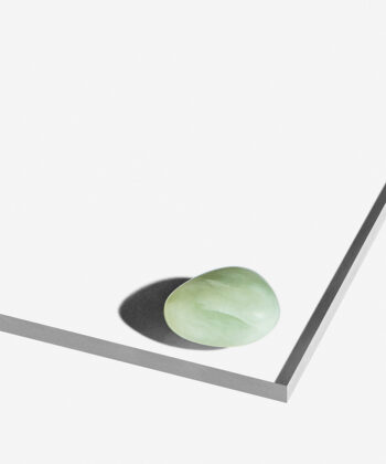Smuk pastelfarvet poleret Grøn Jade på hvid baggrund