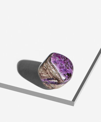 Smuk poleret lilla og brun Suhilit sten med lag og sorte detaljer