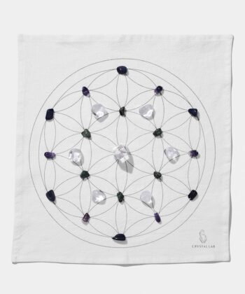 En hvid Grid dug med forskellige krystaller. Ligger på hvid baggrund