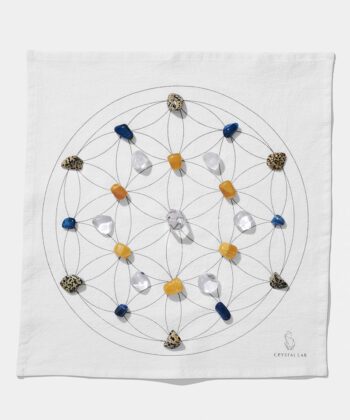 En hvid Grid dug med forskellige krystaller. Ligger på hvid baggrund