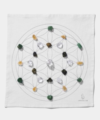 En hvid Grid dug med forskellige krystaller. Ligger på hvid baggrund