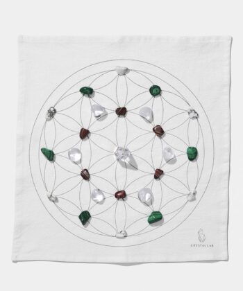 En hvid Grid dug med forskellige krystaller. Ligger på hvid baggrund