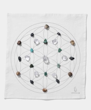 En hvid Grid dug med forskellige krystaller. Ligger på hvid baggrund