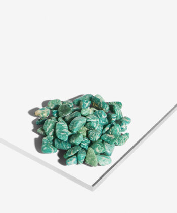 En hvid baggrund med Mange Minikrystaller. Grøn Amazonit