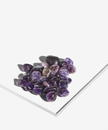 En hvid baggrund med Mange Minikrystaller. Ametyst lilla