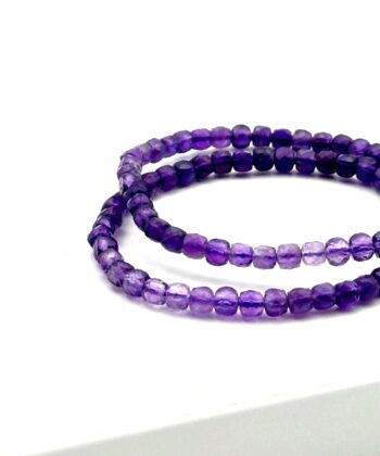 Elastik armbånd med facetterede stenperler i lilla nuancer