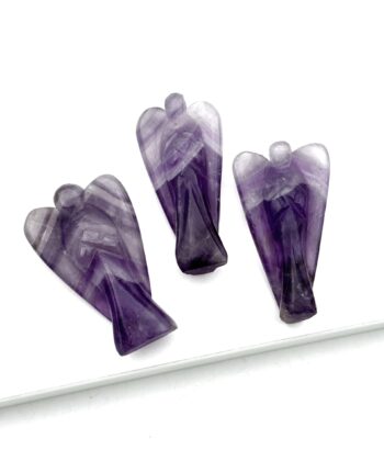 Tre ametystengle med flotte hvide detaljer