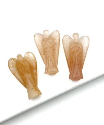 Tre lyse gyldne engle i halvædelsten på hvid baggrund