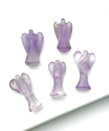 Fem violette engle i halvædelsten på hvid baggrund