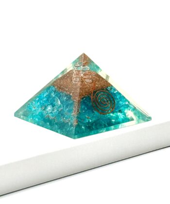 Orgonit - en klar pyramide med indstøbte krystaller