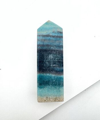 Blå og mørkeblå Trollite Obelisk på hvid baggrund
