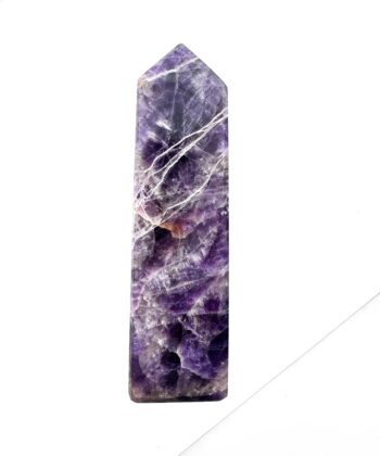 Lilla og hvid obelisk på hvid baggrund