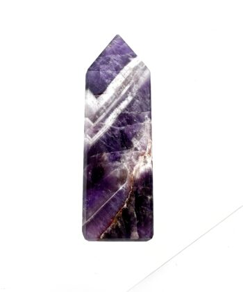 Lilla og hvid obelisk på hvid baggrund