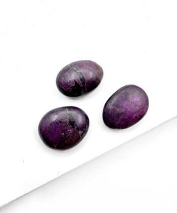 mørkelilla sten på hvid baggrund