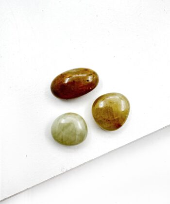 gul rund krystal på hvid baggrund