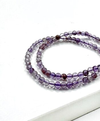 Violet armbånd på hvid baggrund